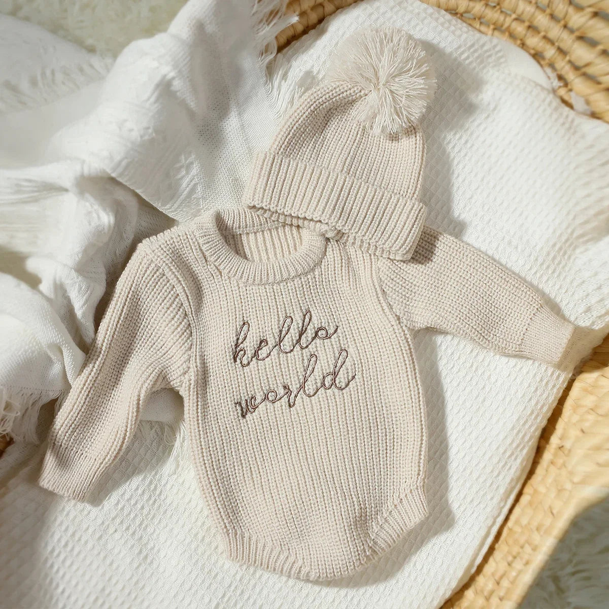 סט בגד גוף סרוג וכובע פונפון Hello World לגיל 0-1 חודש – תמונת מוצר