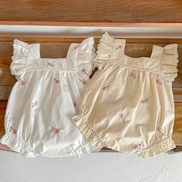 אוברול עם רקמת פרחים ושרוולי כנף לגיל 3-36 חודשים – לבן
